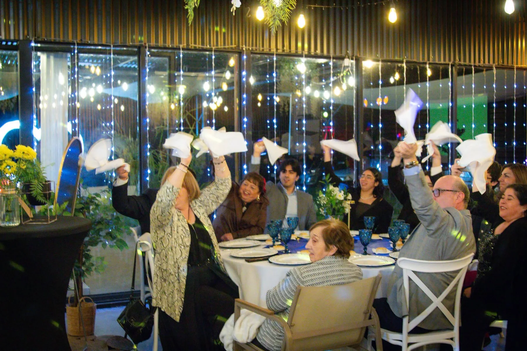 Invitados compartiendo en una celebración real de Picoteo Sin Culpa