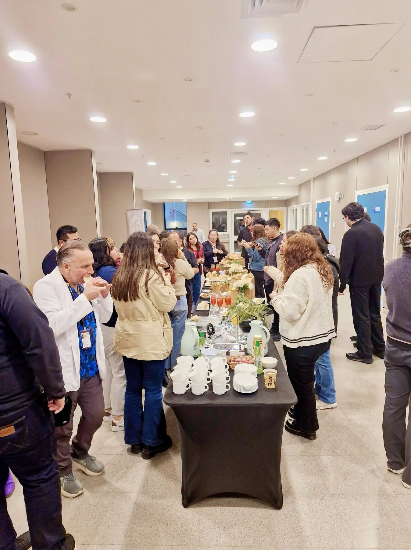 Participantes durante una pausa de coffee break en una jornada profesional