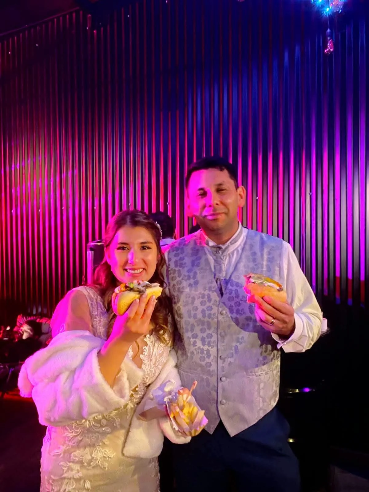 Pareja disfrutando el Carrito del Bajón durante su matrimonio