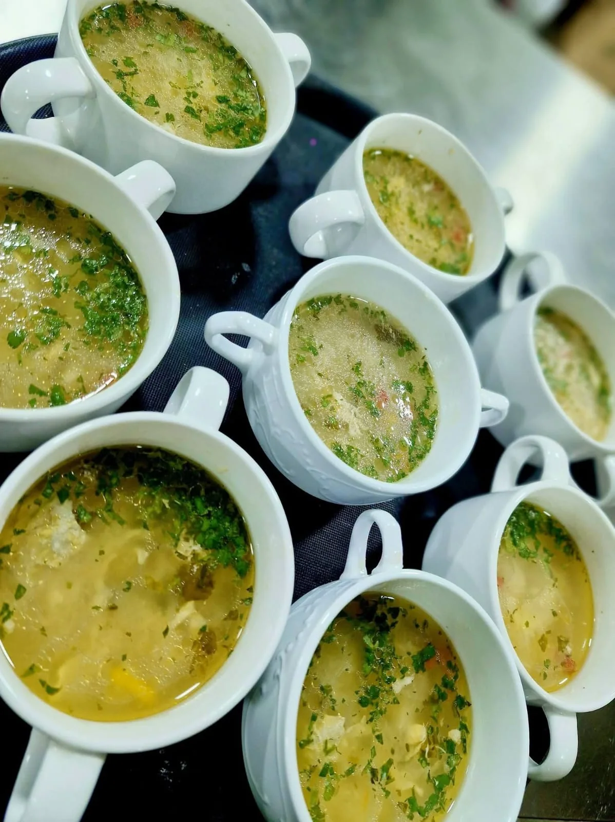Sopa caliente servida como parte del Carrito del Bajón de Picoteo Sin Culpa