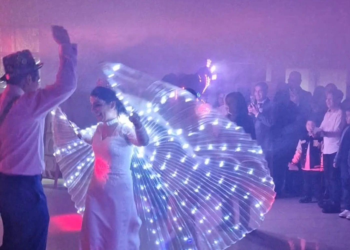 Animación luminosa durante el baile de una celebración