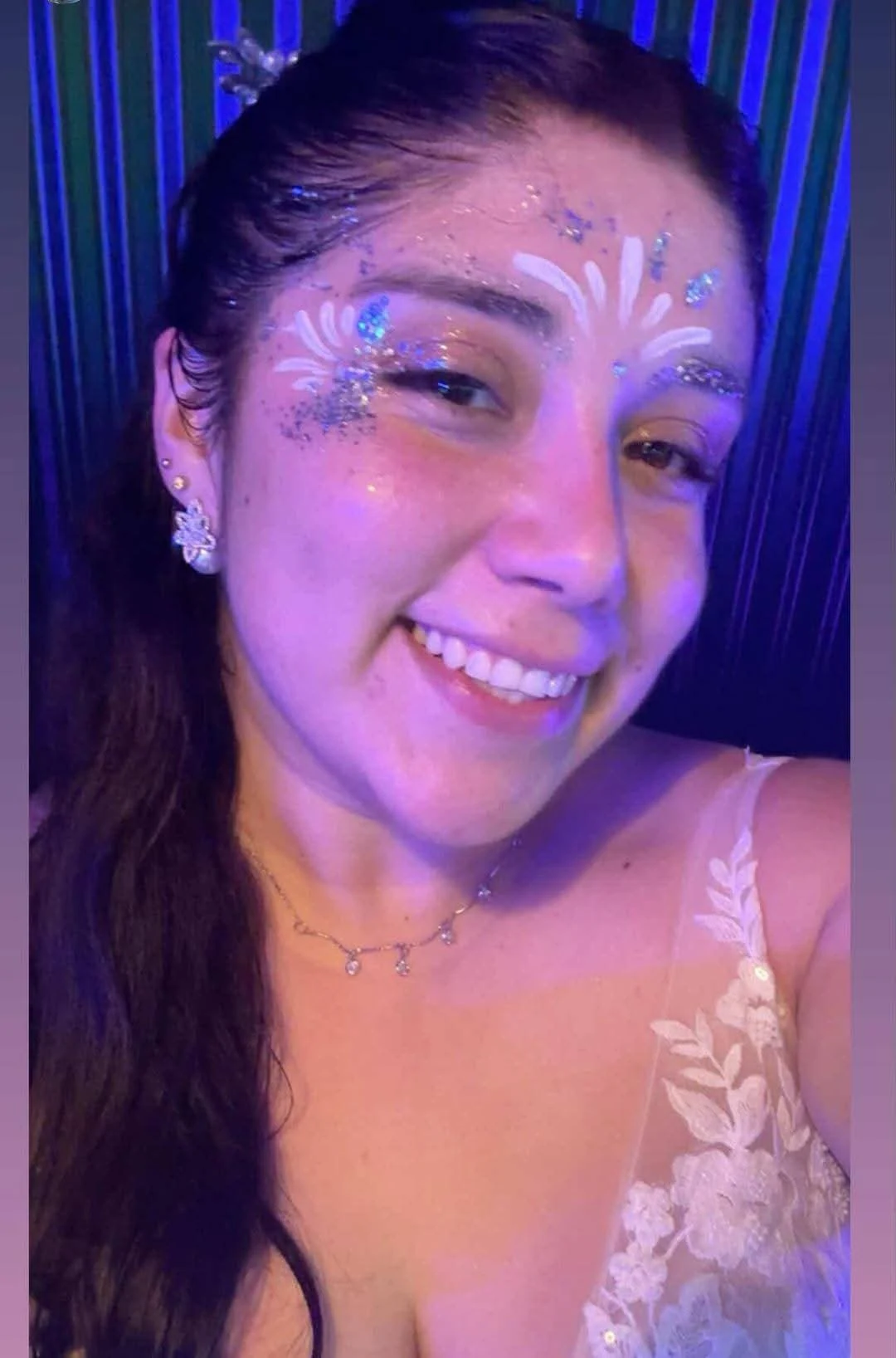 Maquillaje glitter terminado en una invitada durante un evento