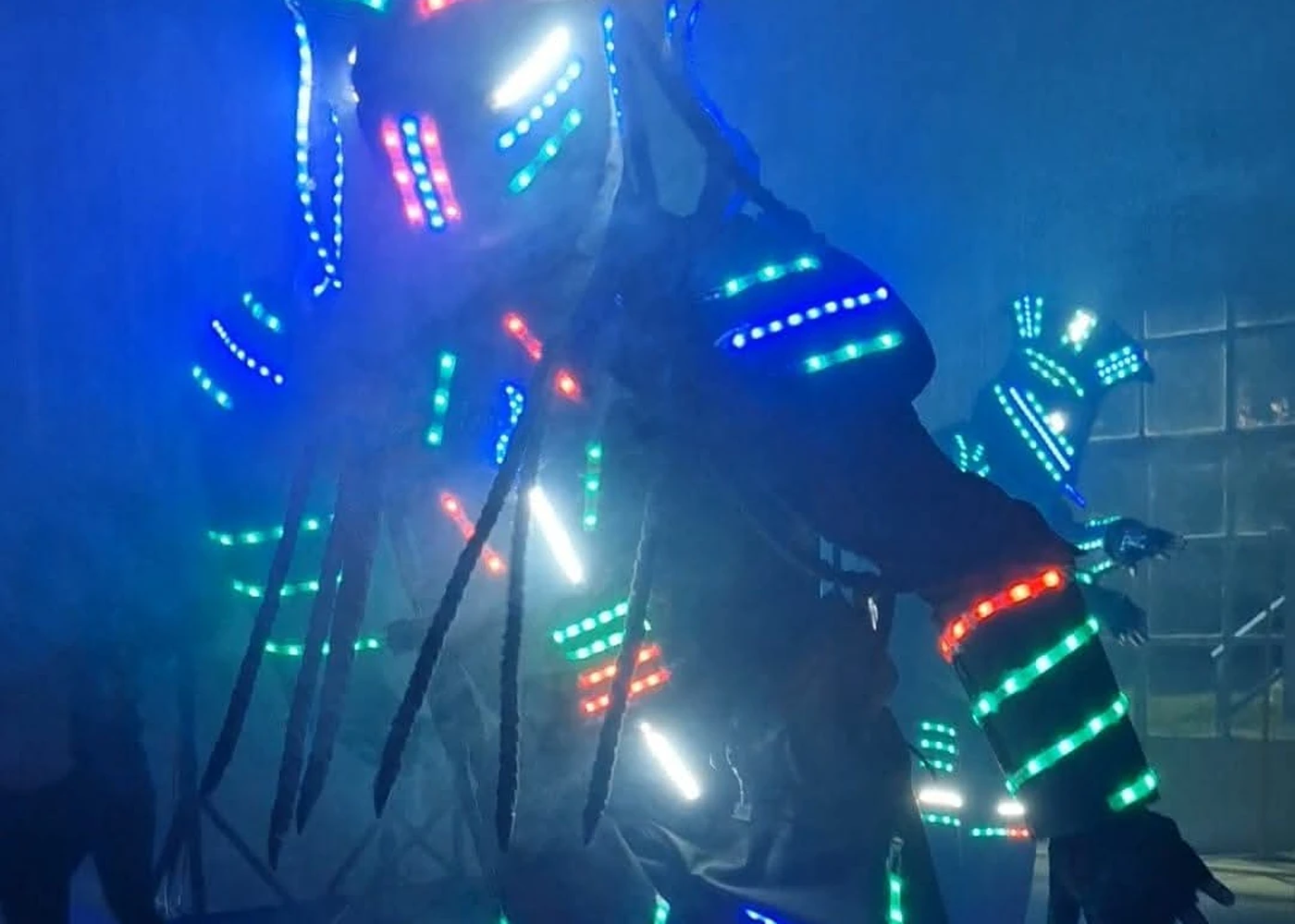 Robot LED iluminado durante un evento en Angol