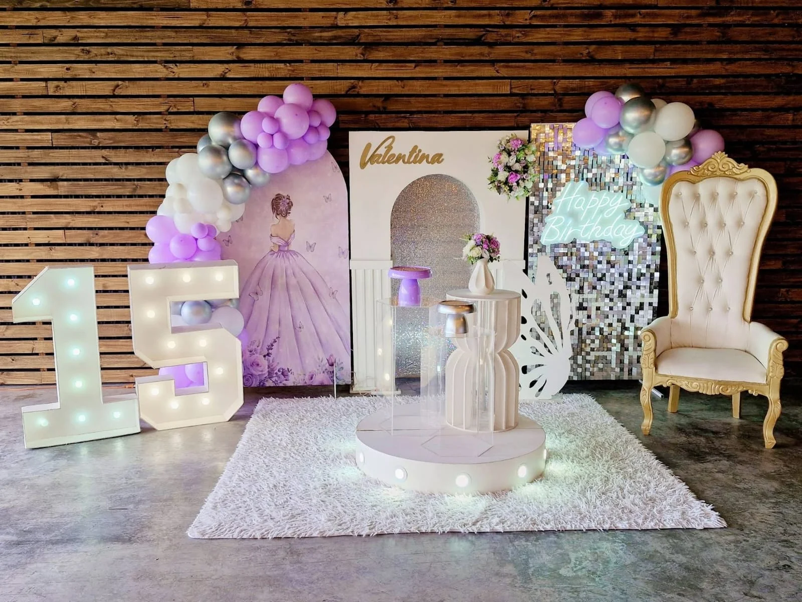 Decoración y rincón fotográfico de una fiesta de 15 años