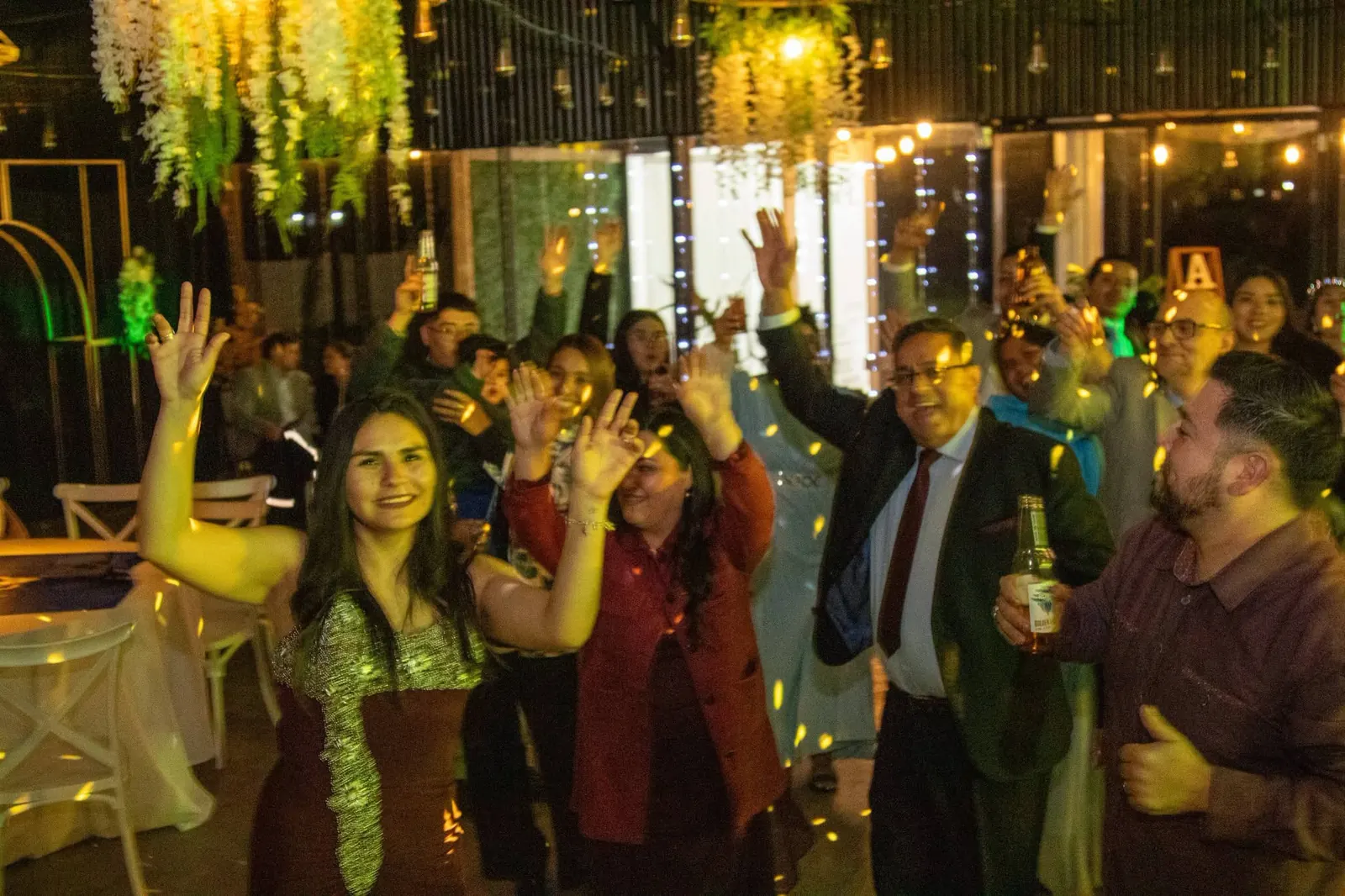 Invitados disfrutando la pista de baile durante un evento