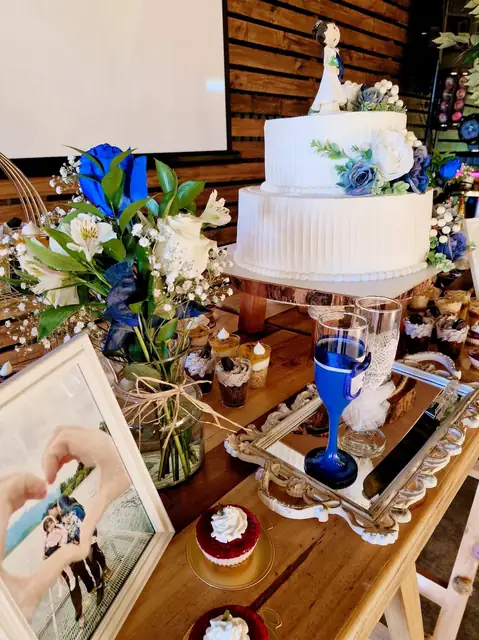 Torta y mesa de celebración preparada para un evento