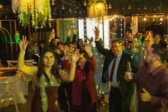 Invitados celebrando durante un evento
