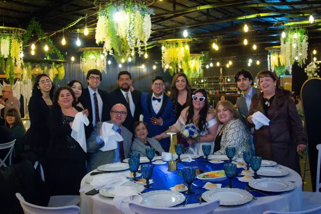 Invitados reunidos alrededor de una mesa de evento