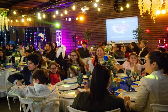 Celebración con invitados, mesas y ambientación