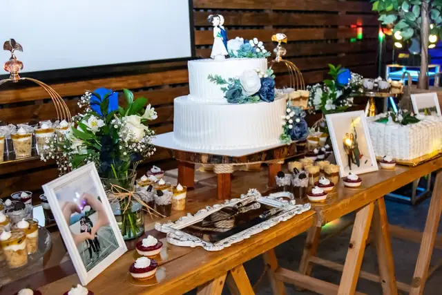 Torta y montaje de mesa para una celebración