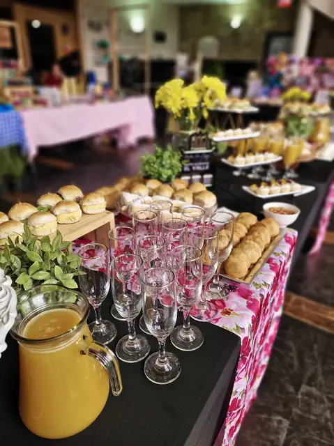 Bocados y copas preparados para un evento