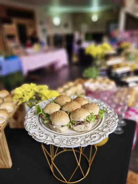 Bocados salados servidos en montaje de banquetería