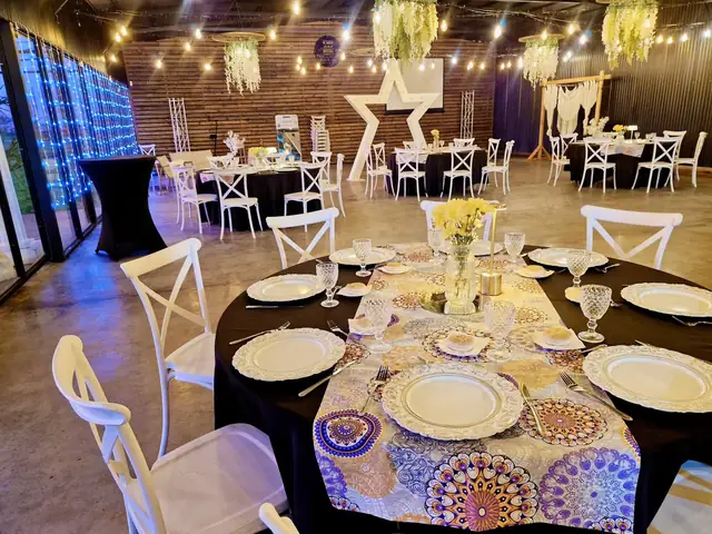 Mesa preparada en salón para una celebración
