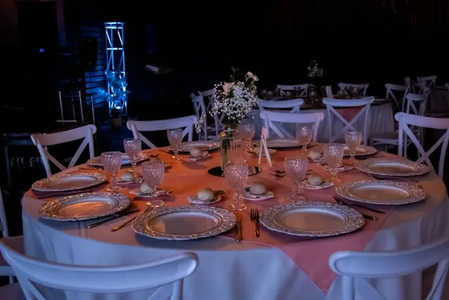 Mesa montada para una cena o celebración