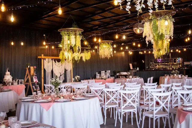 Salón preparado con mesas para un evento