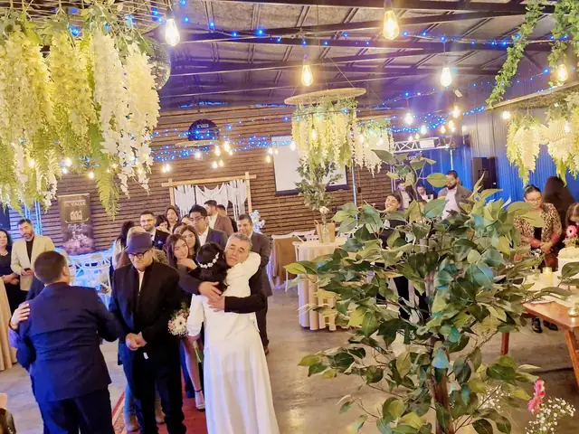Invitados celebrando en un evento