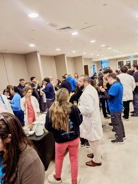 Asistentes participando en una actividad