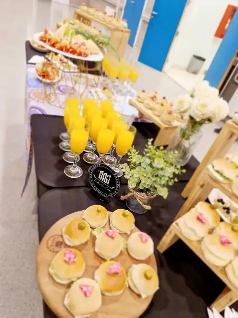 Bocados y jugos preparados para coffee break