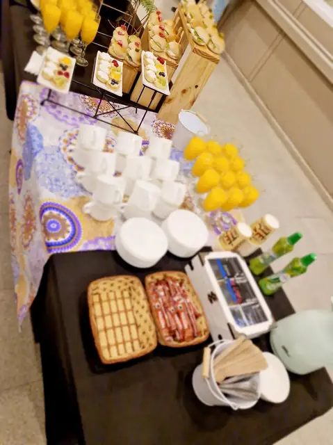Mesa de coffee break con bebidas y bocados