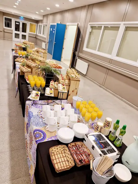 Mesa de coffee break preparada para asistentes