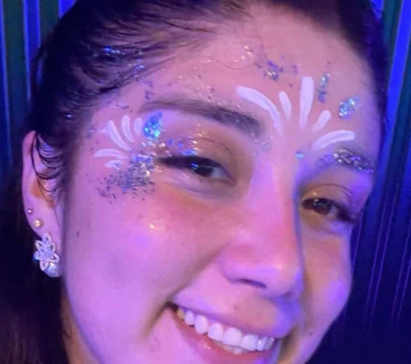 Detalle del glitter y diseño aplicado alrededor de los ojos