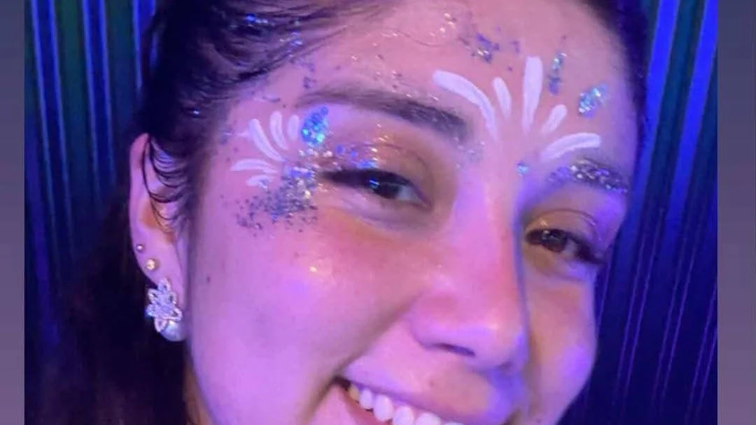 Maquillaje glitter aplicado alrededor de los ojos y frente durante una celebración
