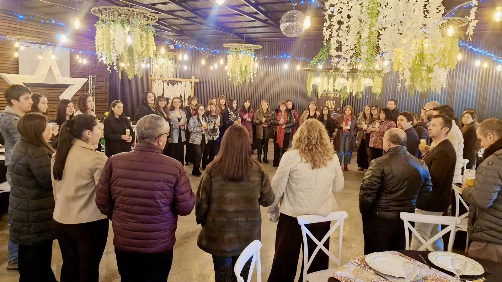 Área central utilizada como pista de baile durante un evento en Angol