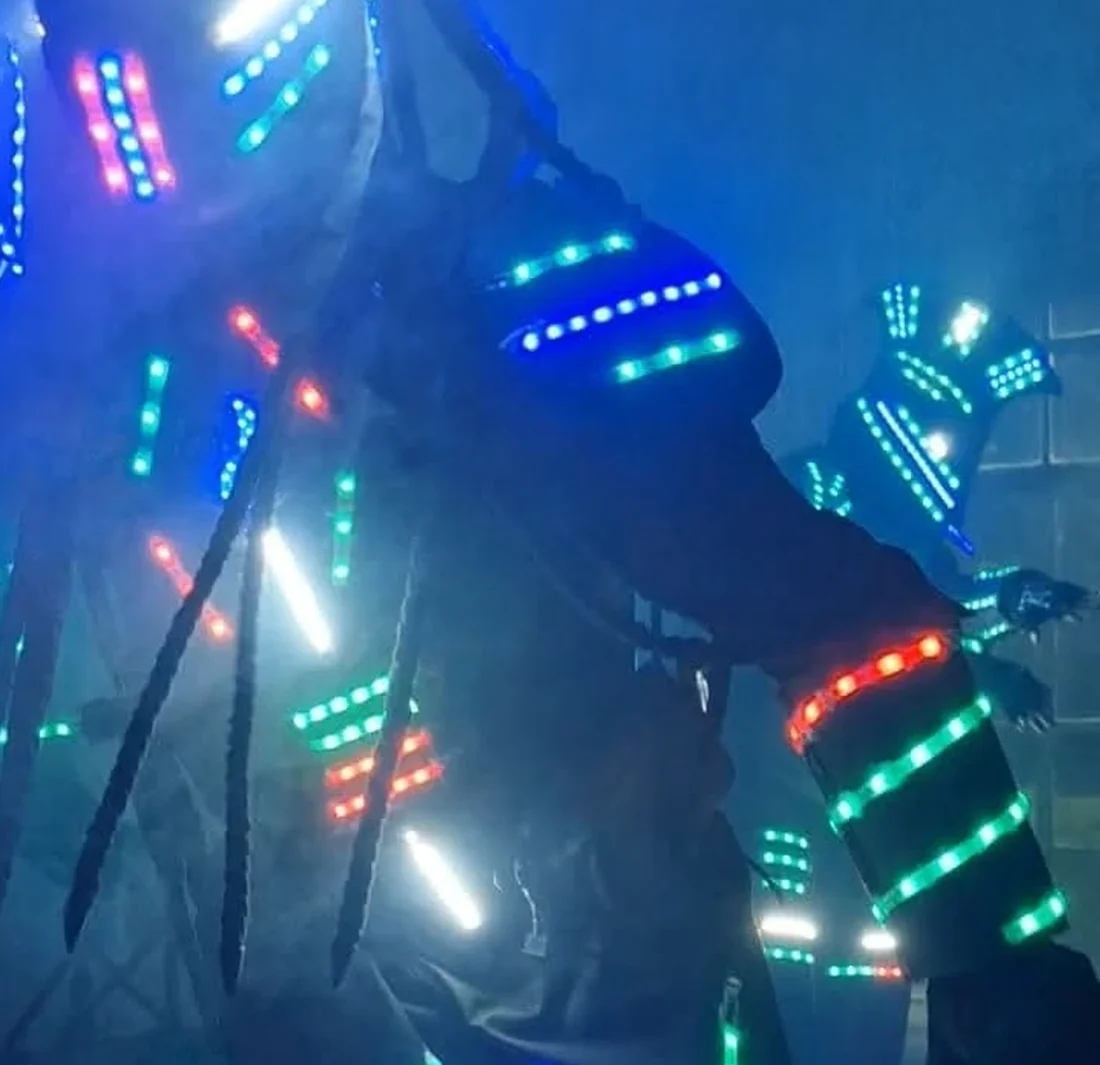Detalle del traje luminoso del Robot LED en acción