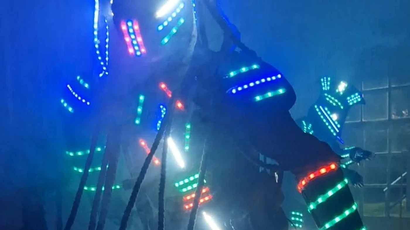 Robot LED con traje luminoso participando en una celebración