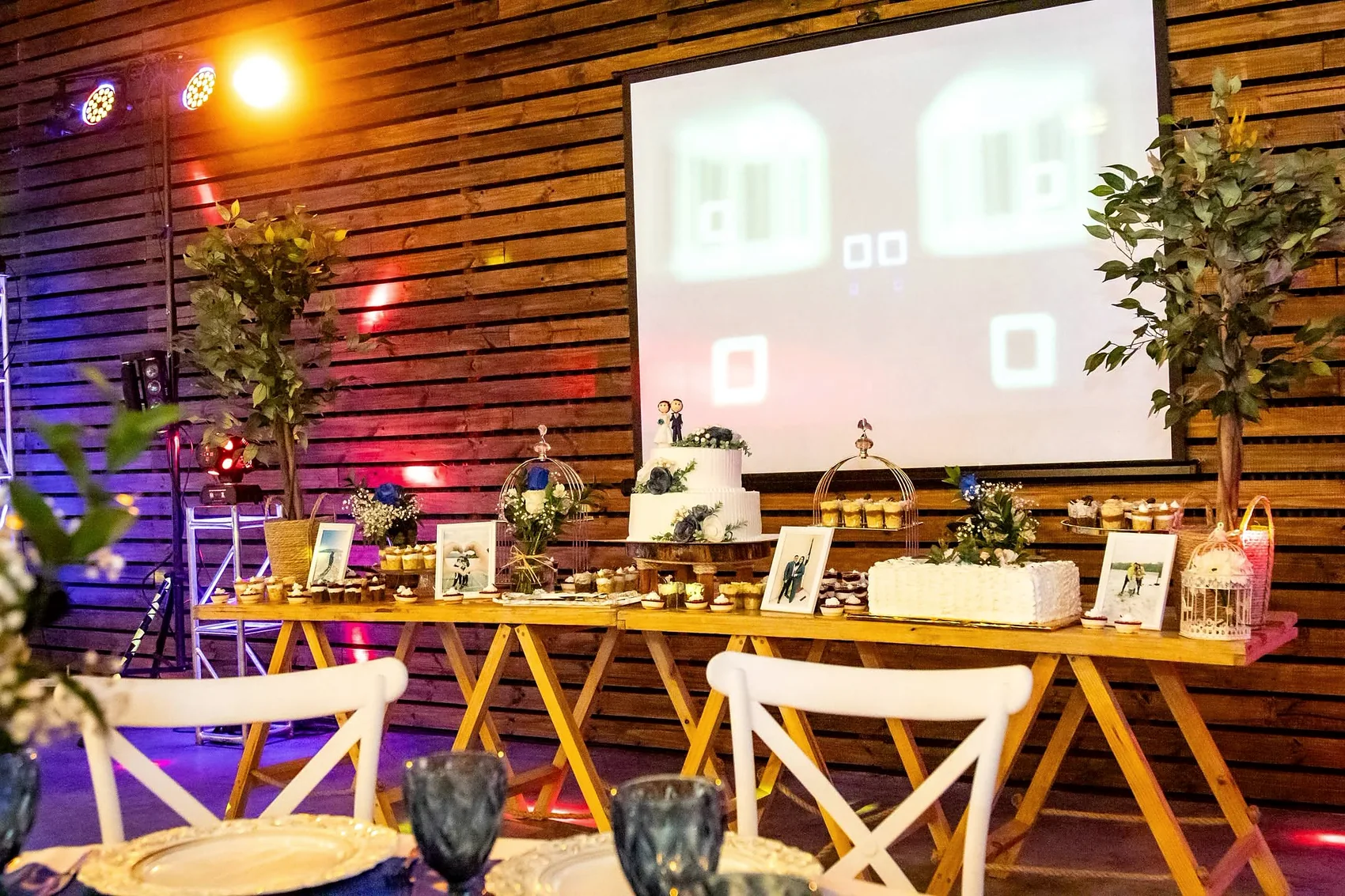 Mesa gastronómica preparada para una celebración nocturna en Angol