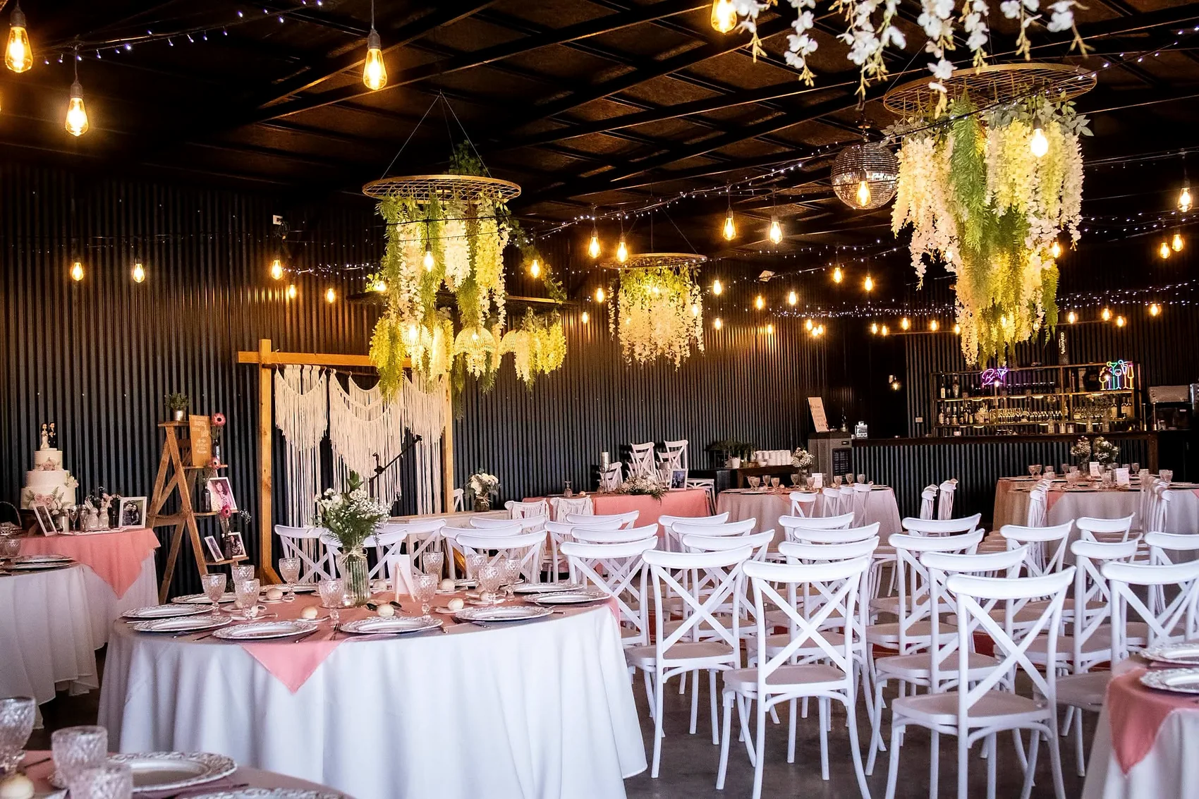 Salón preparado para una boda en Angol con Picoteo Sin Culpa